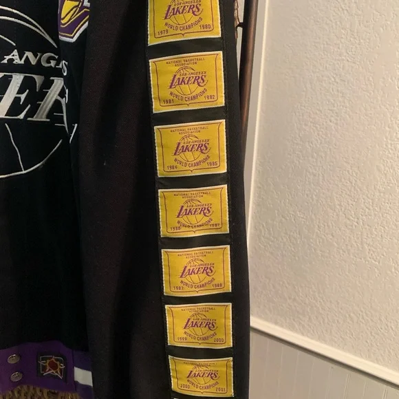 Men’s Lakers Jacket - Picture 8 of 15